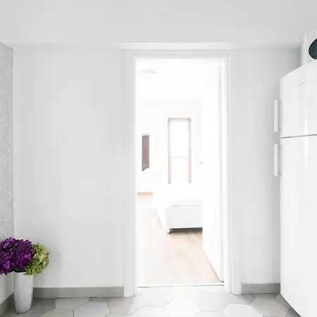 View Studio: Your Cozy Urban Retreat *