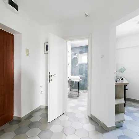 View Studio: Your Cozy Urban Retreat *