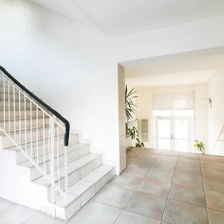 View Studio: Your Cozy Urban Retreat *