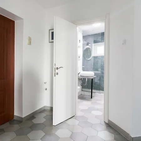 View Studio: Your Cozy Urban Retreat