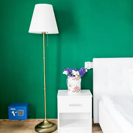 View Studio: Your Cozy Urban Retreat *