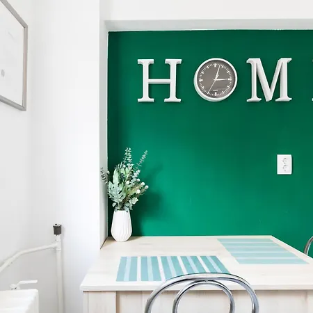 View Studio: Your Cozy Urban Retreat *