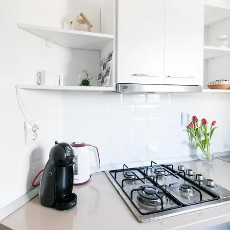View Studio: Your Cozy Urban Retreat *